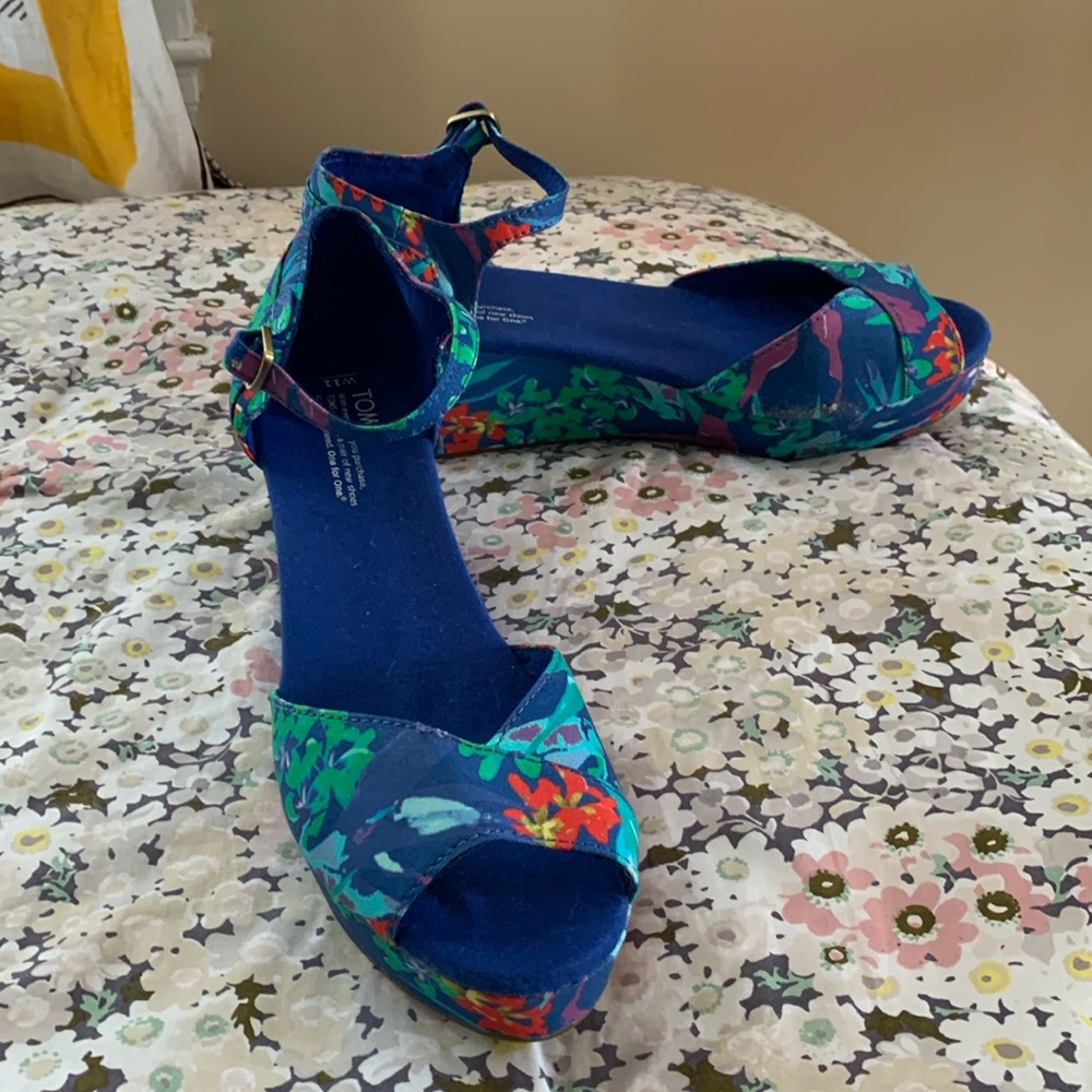 TOMS Floral Blue 11W Wedges